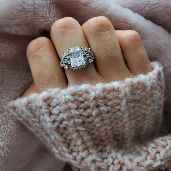 Jewelry - Gorgeous White Topaz Wedding Engagement Ring